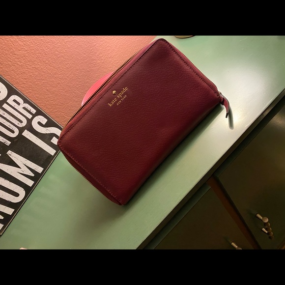 Large Kate Spade Travel Wallet - Picture 1 of 3